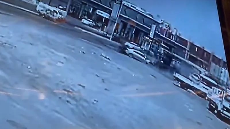 بالفيديو.. مركبة تسير بسرعة جنونية تصطدم بـ ”شاحنة” في جدة