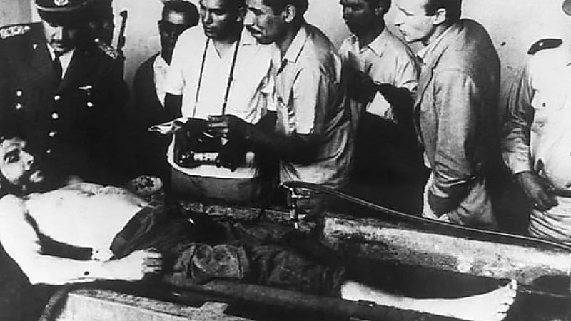 وفاة الجندي الذي نفذ حكم الإعدام على الثوري المعروف " جيفارا"