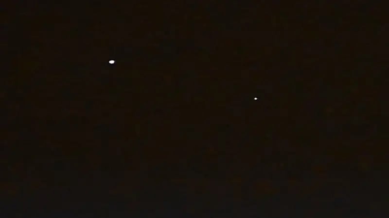 فيديو.. لحظة اقتران كوكب المريخ بالمشترى في سماء الرياض