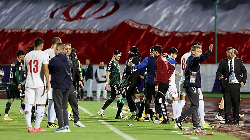 لحظة توقف مباراة إيران والإمارات بسبب خلل في الإنارة .. فيديو