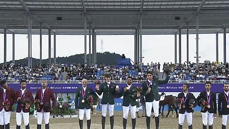 المنتخب الوطني لقفز الحواجز يفور بالميدالية الذهبية في الألعاب الآسيوية .. فيديو