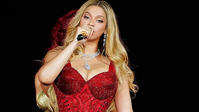 بيونسيه تخطف الأنظار بإطلالة مرصّعة بـ18 ألف حبّة سواروفسكي