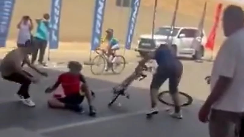 متصدر سباق الدراجات في أربيل يسقط أثناء احتفاله ويخسر اللقب في اللحظة الأخيرة.. فيديو