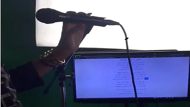 شاهد..منقبه تتحدى ملحنًا بعدما قال لها: " قطي نقابك نوقع العقد "