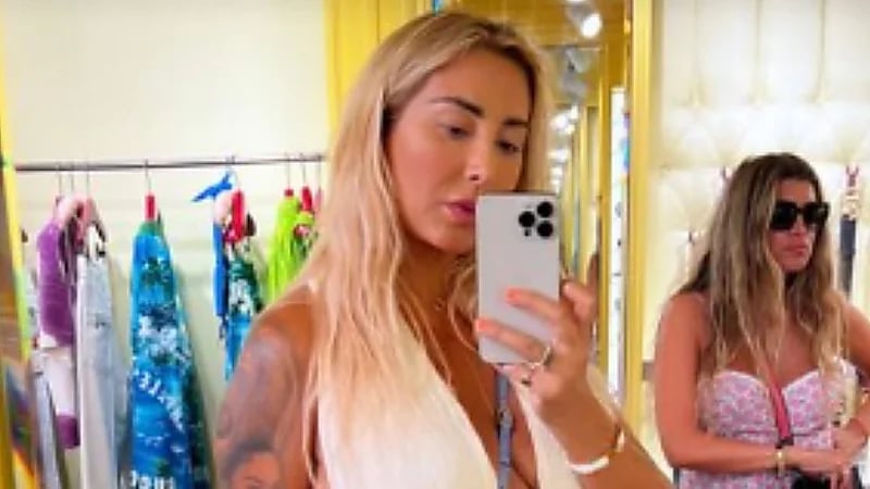 جويل مردينيان تتألق بإطلالة جذابة عبر انستجرام