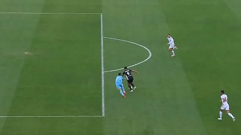 لاعب يخطف الكرة من الحارس ويسجل أغرب هدف في الدوري المصري .. فيديو