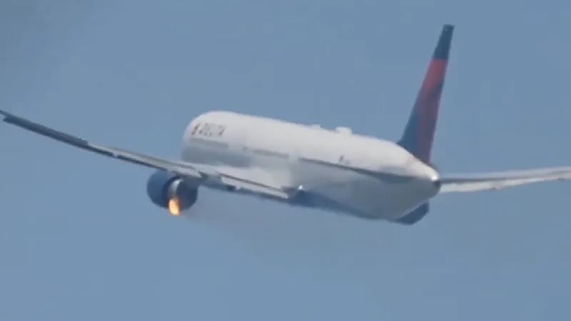 حريق يجبر طائرة على الهبوط اضطراريًا..فيديو