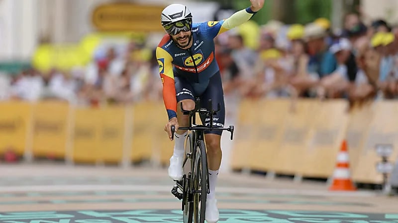 معاقبة متسابق توقف لتقبيل زوجته أثناء سباق للدرجات .. فيديو