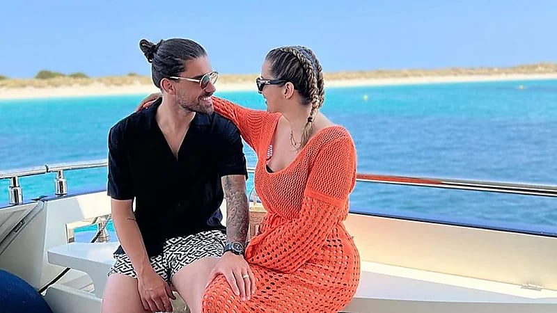 زوجة نيفيز: إشتقت إليك وجماهير الهلال: مو وقتك يابنت الحلال