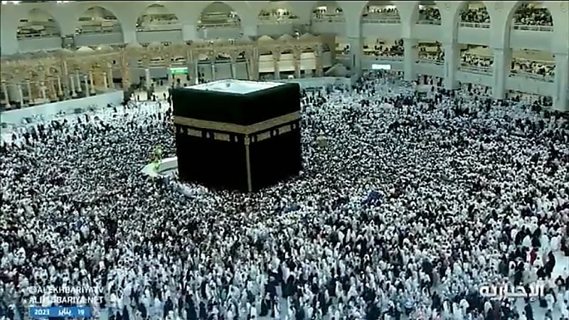 بالفيديو.. حشود غفيرة من المعتمرين في صحن الطواف وسط جو روحاني رائع