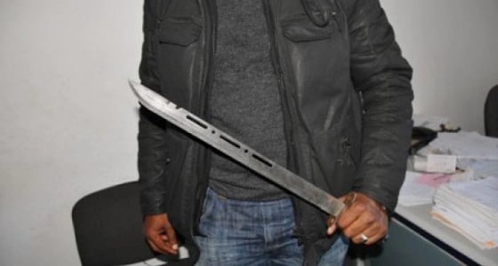 عاطل يقتل آخر بالسيف