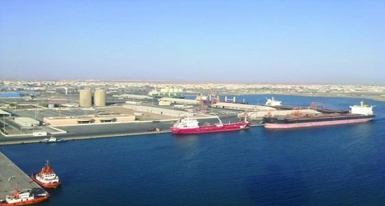 وصول أول شحنة من زيوت الأساس إلى ميناء ينبع