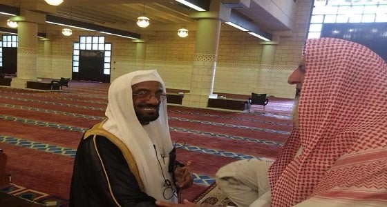 كانت الطيور تنتظره ليُطعمها..وفاة مؤذن جامع الإمام تركي بن عبدالله