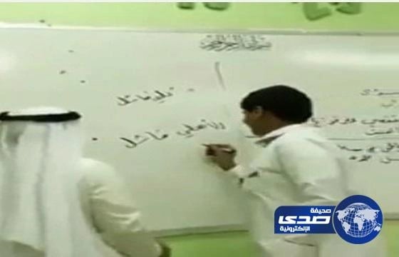بالفيديو.. معلم يجبر أحد طلابه بكتابه عبارات مسيئة للأهلي على سبورة الفصل