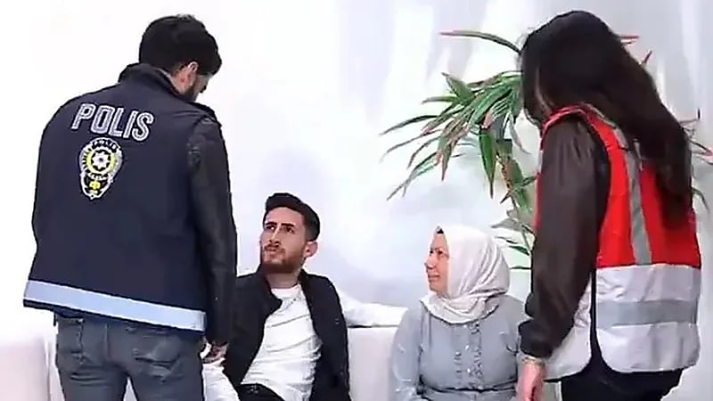 اعتقال شاب وحماته خلال بث مباشر بسبب علاقة غير شرعية ..صور