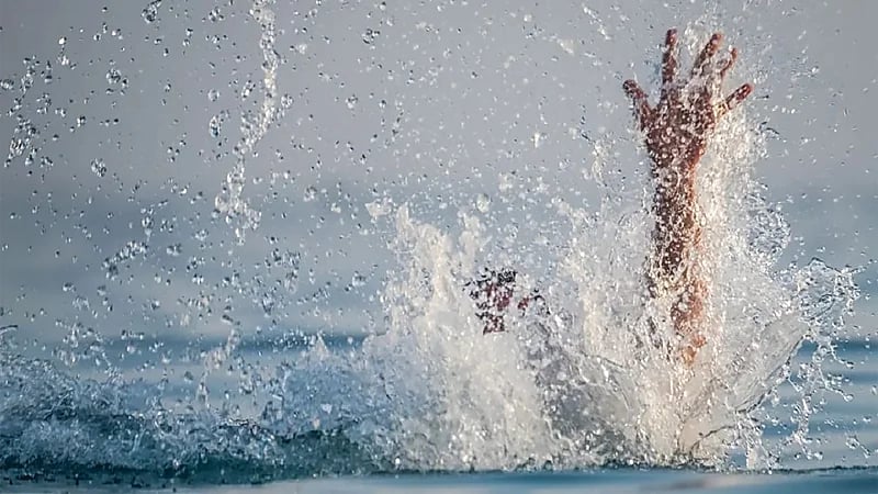 إنقاذ مواطن من الغرق أثناء ممارسته السباحة