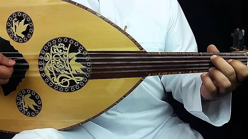 فنان عماني يحرق آلة العود في بث مباشر ويعلن توبته