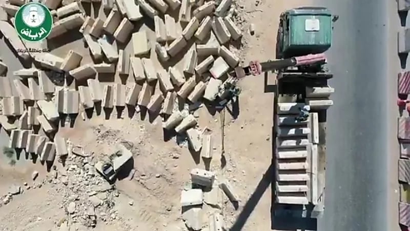 بالفيديو.. إزالة صبة خرسانية بالرياض بمساحة تعادل 10 ملاعب كرة قدم دولية