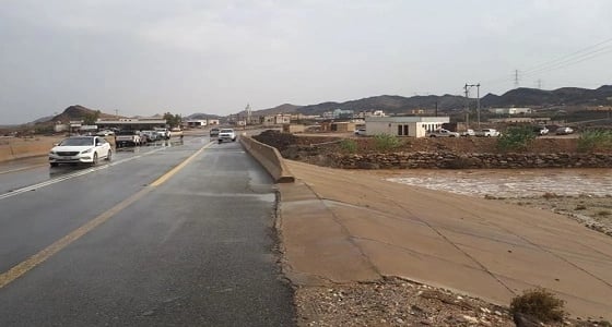 الأمطار تعزل سكان " حميد العلايا  " وتلحقهم بأضرار جسيمة