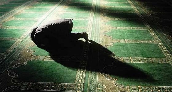 بالصورة..وفاة مقيم أثناء أدائه صلاة العصر