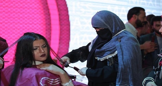 بالصور.. مصففة شعر منتقبة تثير الجدل