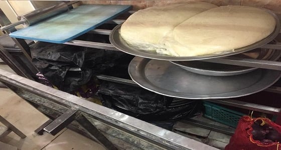 بالصور.. إتلاف 65 كيلو مواد غذائية بالعيون