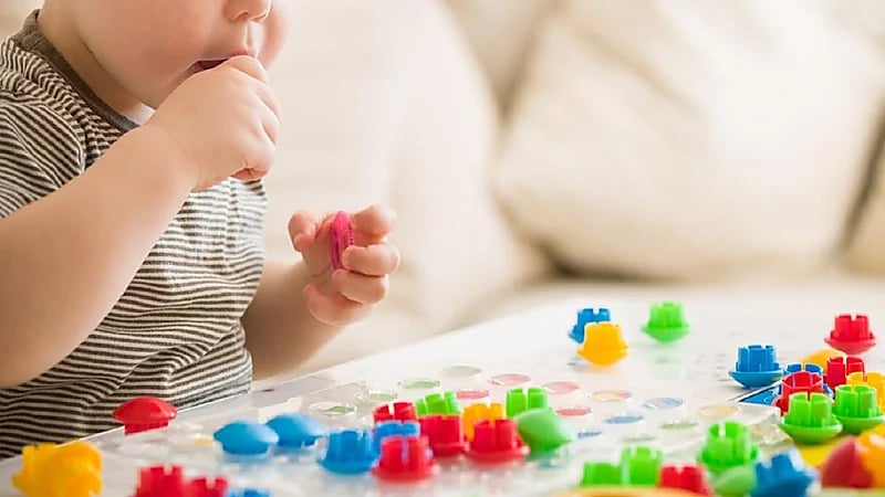 بالفيديو .. طبيب : مئات الأطفال يبتلعون سنويا الأجسام الصغيرة