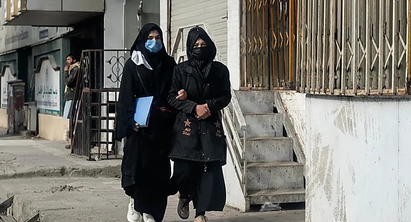 3 منظمات تعلّق عملها في أفغانستان بعد منع الأفغانيات من العمل