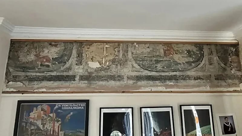 رجل يكتشف كنزاً في مطبخ منزله