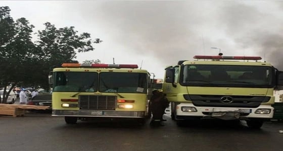 بالصور .. مدني الخبر يحاصر حريقا اندلع في ورشة بصناعية الفوازية
