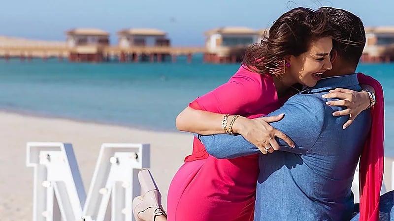 سارة نخلة تتلقى عرض زواج أمام البحر على طريقة الأجانب .. صور