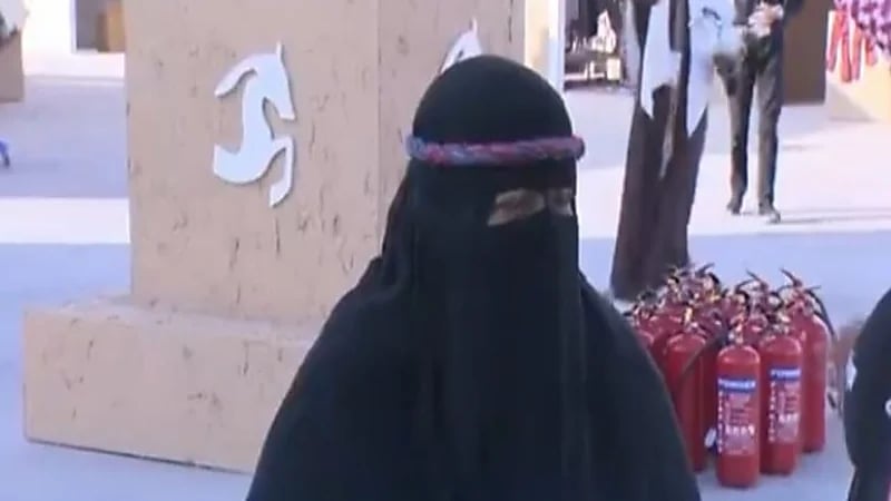 شاهد.. عفوية "أم عائشة" خلال مشاركتها في الاحتفال بيوم التأسيس