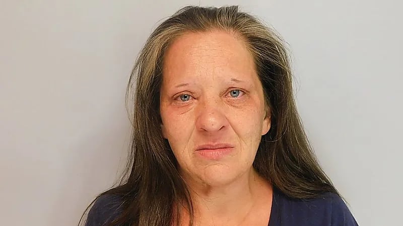 القبض على امرأة قتلت خطيبها المسن وعاشت مع جثته لشهرين