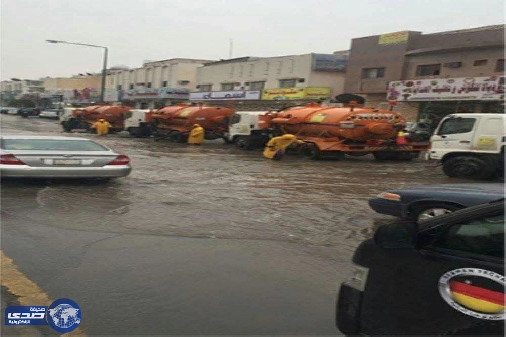 أكثر من 800 مضخة وآلية و 1200 عامل لمواجهة الأمطار بالرياض