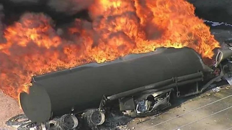 انفجار في 3 صهاريج لنقل المحروقات البترولية في أبوظبي