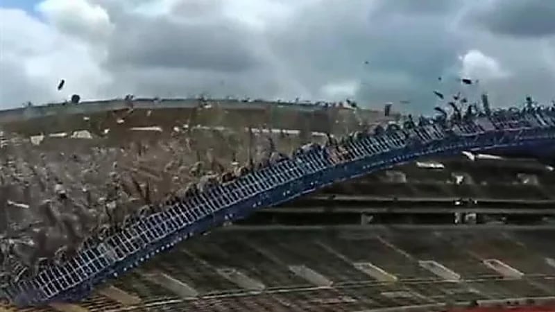 لحظة هدم ملعب "شاه علم" بماليزيا .. أكبر الملاعب في العالم.. فيديو