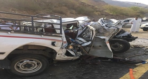 مصرع وإصابة 6 أشخاص إثر تصادم مركبتين برجال ألمع