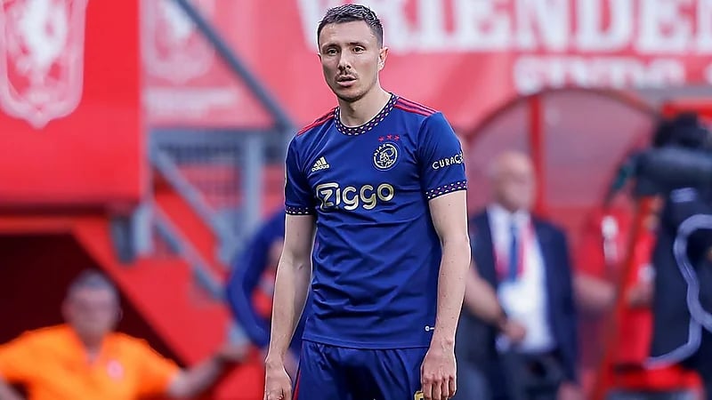 لاعب أياكس يقدم اعتذاره بعد الاعتداء على مشجع..فيديو