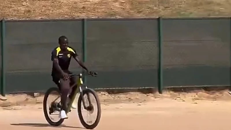 كانتي يقود دراجة هوائية للذهاب لتدريبات الاتحاد .. فيديو