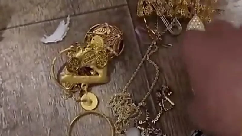 العنود اليوسف تستعرض مسروقاتها التي سرقتها خادمتها ..فيديو