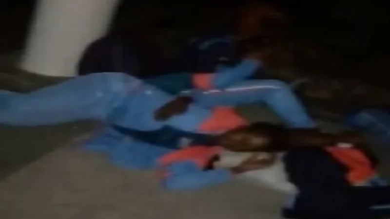 شاهد.. فندق يطرد لاعبات كرة قدم في الشارع لسبب غريب