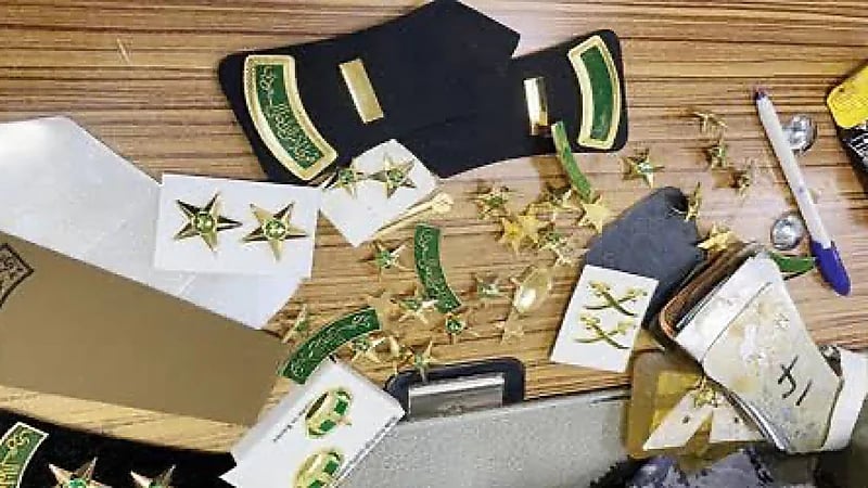 ضبط رتب وأنواط وشعارات عسكرية مخالفة في عددٍ من محال الملابس العسكرية