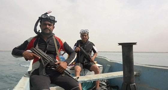 بالصور.. سقوط قتلى وجرحى حوثيين في إغارة للقوات البحرية بمرسى بوحيص