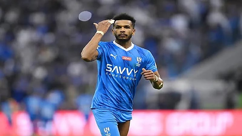 علي البليهي يهدي قميصه لمشجع هلالي بعد الفوز على القادسية.. فيديو