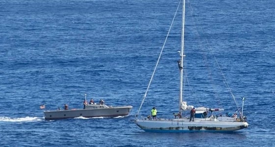 بالفيديو.. أمريكيتان تستقبلان مركب الانقاذ بالقبلات بعد أن تاهت في المحيط لـ 5 أشهر