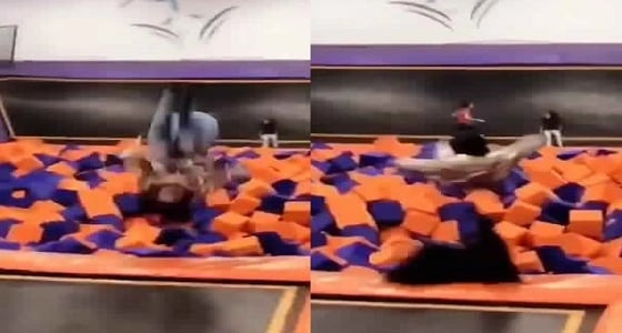 بالفيديو.. شعر مستعار يضع سيدة في موقف محرج