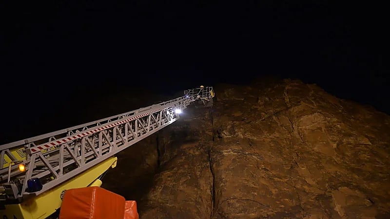 شاهد.. الدفاع المدني يتدخل لإنقاذ طفل احتجز في مرتفع جبلي بحائل