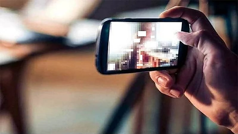 مديرة مدرسة تجبر سكرتيرتها على تصويرها في أوضاع خادشة للحياء