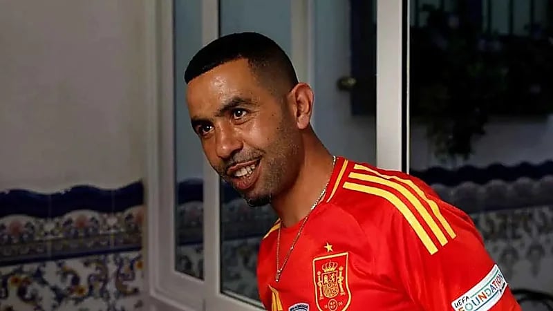 والد لامين يامال يثير الجدل برسالة غامضة بعد تعرضه لـلـطـعـن .. صورة