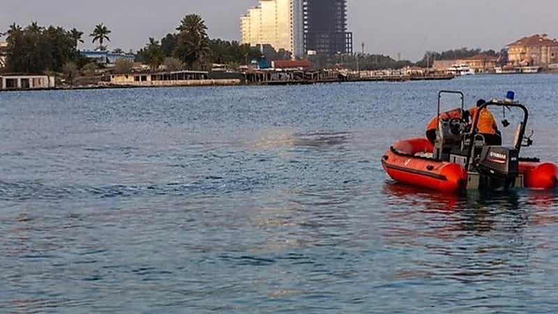 حرس الحدود ينقذ امرأة من الغرق أثناء ممارسة السباحة